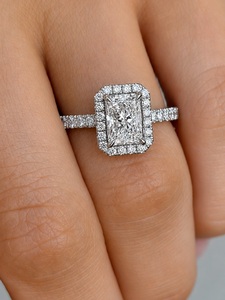 Diamant de laboratoire taille radiant de 1,3 carats avec halo, sertissage cathédrale bas-moyen, bande pavée, certifié IGI - Product Image 1