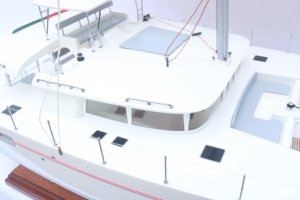 Catamarán LAGOON 450F, Modelo Náutico de Madera Pintado a Mano, Decoración para el Hogar de Estilo Europeo, Regalo Original - Product Image 3