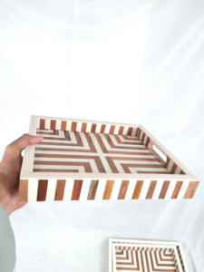 Plateau de service élégant et moderne en bois avec incrustations florales, de haute qualité, avec plastique, très bon marché, en provenance d'Inde - Product Image 4