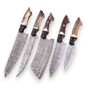 Juego de cuchillos de chef modernos de 5 piezas de acero de Damasco hecho a mano con hoja martillada, orientación de mano ajustable, mango de cuerno de ciervo y funda de cuero - Product Image 1