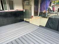 Planches de terrasse carrées en WPC modernes et imperméables pour les projets de revêtements de sol extérieurs des entrepreneurs