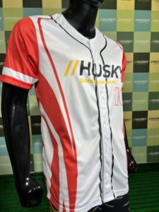 Camiseta de Béisbol Husky Blanca y Roja, Absorbente de Humedad, Sublimada, de Poliéster, Cuello en V, Deportiva, Manga Corta, para Hombre, Adulto, Corte Regular - Product Image 3