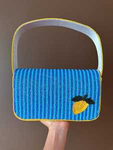 Sac à main rectangulaire fait main lavable avec broderie en polyester motif citron jaune sur fond bleu - Product Image 4