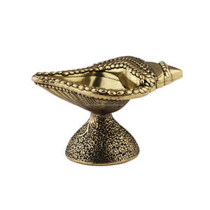 Diya de latón para Puja | 2 "Shankh Design Arti Deepak - Product Image 1