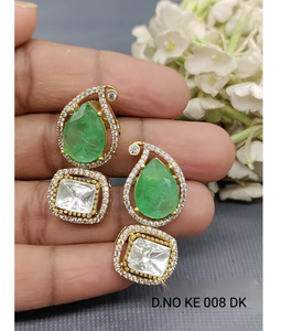 Boucles d'oreilles pendantes ethniques plaquées or Royal Look avec détails décoratifs pour les fiançailles, les saisons festives et les fêtes, en provenance d'Inde - Product Image 2