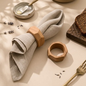 Anneaux de serviette en bois géométriques écologiques, faits à la main en bois d'acacia naturel, pour une décoration de mariage moderne - Product Image 1