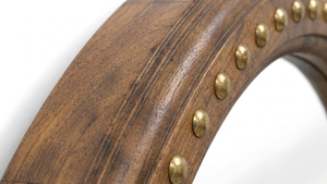 Miroir Art Déco à cadre rond en bois avec écran LED, clous décoratifs en laiton, fixation murale traditionnelle pour salon et salle de bain - Product Image 3