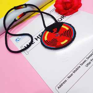 Collier pendentif abstrait fait main avec perles rouges, noires, jaunes et bleues et cordon long pour un style artistique traditionnel et culturel - Product Image 6