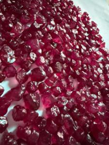 Pierre précieuse synthétique irrégulière en rubis rouge Glassfield pour la fabrication de bijoux, polie - Product Image 4