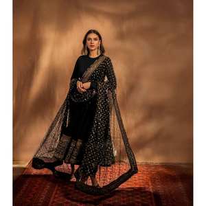 Robe de soirée en satin de créateur avec des sequins et des broderies Zari pour les occasions spéciales - Product Image 5