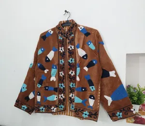 Chaqueta de terciopelo marrón hecha a mano para mujer, con bordado artesanal de peces, estilo bohemio, reversible, tipo kimono, para invierno. - Product Image 3