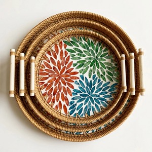 Ensemble de plateaux de service décoratifs multifonctionnels en rotin naturel fait main et nacre, design floral bohème, pour la cuisine et la salle à manger - Product Image 1