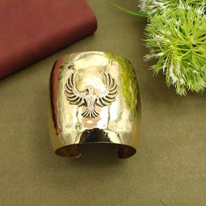 Brazalete Phoenix Dorado Ancho de Latón Martillado, Joyería de Pájaro Mítico, Regalo Bohemio - Product Image 3