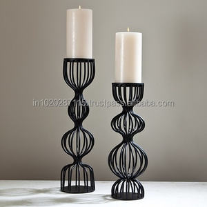 Elegante candelabro de hierro negro con detalles intrincados y diseño tradicional para la decoración de eventos festivos - Product Image 3
