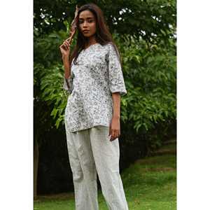 Conjunto de Pijama para Mujer con Mascarilla Facial, Colección Flower Therapy - Product Image 1