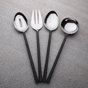 Ensemble de service 4 pièces en acier inoxydable avec poignée noire mate – Cuillère ajourée élégante, grande fourchette et louche – Kit de service moderne bicolore - Product Image 2