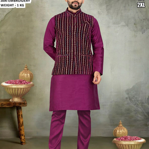 Ensemble de kurta ethnique violet festif pour hommes avec koti imprimé - Product Image 1