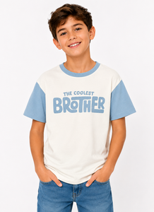 T-shirt graphique blanc et bleu ciel pour garçons, en coton décontracté à manches courtes, imprimé élégant, confortable pour le quotidien - Product Image 1