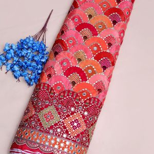 ผ้าเครปธรรมชาติสีสันสดใส คอรัลและสีส้มซันเซ็ต ลายสแกลลอป แบนดานี ประดับเลื่อมและงานปักกระจก สำหรับงานออกแบบเสื้อผ้าหรูหรา - Product Image 2