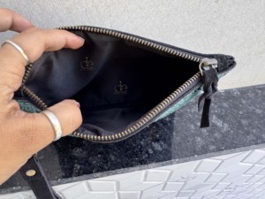 Cartera de mano de cuero auténtico con grabado y diseño occidental, color negro, con pelo de piel. - Product Image 6