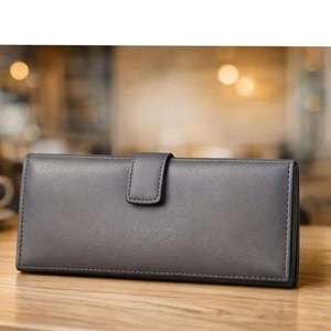 Esta cartera larga para mujer, delgada y minimalista, está diseñada para una organización eficiente con múltiples compartimentos. - Product Image 5