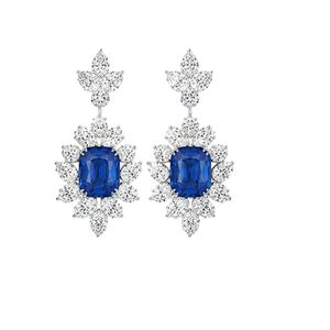 Pendientes de candelabro estilo real en oro blanco de 18 quilates con zafiros azules vivos y halos florales de copo de nieve con diamantes brillantes cultivados en laboratorio. - Product Image 1