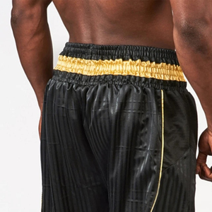 Shorts de boxe en satin noir rayé de qualité supérieure - Ceinture élastique dorée - Shorts d'entraînement professionnels pour Muay Thai et Kickboxing - Product Image 5