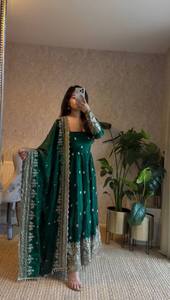 Ensemble de robe ethnique de luxe avec robe en georgette évasée, pantalon confortable et dupatta brodé - Product Image 2