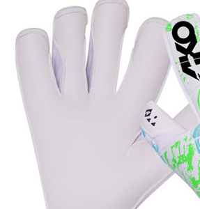 ถุงมือผู้รักษาประตูฟุตบอลมืออาชีพรุ่นใหม่ คุณภาพสูง ผลิตจากยางลาเท็กซ์ ระบายอากาศได้ดี ปรับขนาดได้ กันลื่น พร้อมสกรีนโลโก้ตามสั่ง โดย Ako - Product Image 2