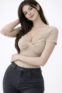 Haut imprimé décontracté pour femme à manches courtes côtelées, coupe ajustée et devant torsadé |   T-shirt extensible anti-rides au toucher doux et tendance |   OEM Privé - Product Image 4