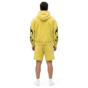Conjunto Deportivo Amarillo con Capucha para Hombre, Diseño Sublimado con Estampado de Llamas Negras, Pantalones Cortos con Cordón y Bolsillos, Ropa Casual de Verano - Product Image 2