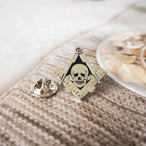 Exquisitos insignias masónicas personalizadas: nuevos pines de solapa con esqueleto masónico, técnica de esmalte duro para masón. - Product Image 3