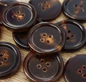Boutons ronds en os de buffle à 4 trous, polis, brun naturel, boutons de couture brun foncé, boutons de couture en os naturel - Product Image 1