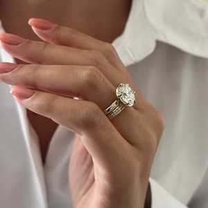 Ensemble de mariage unique en or jaune, serti de 5 carats de diamants ronds brillants géorgiens, avec bague de fiançailles et alliance ajustées - Product Image 2