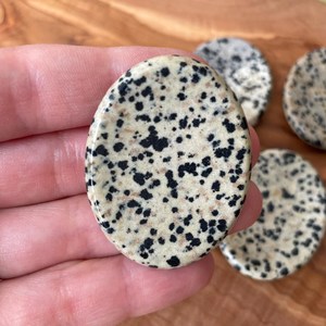 Pierre de méditation artisanale en quartz cristal dalmatien et agate chakra, pour soulager l'anxiété, respectueuse de l'environnement - Product Image 2