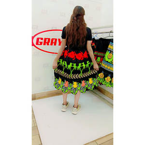 Falda Hawaiana Personalizada de Verano con Estampado Floral Micronésico y Guirnaldas de Flores, Ropa Tropical Isleña - Product Image 2