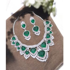 Conjunto de Collar y Aretes de Latón Plateado con Circonitas de Alta Calidad para Mujer, Ideal para Bodas y Fiestas - Product Image 1