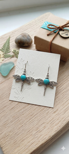 Pendientes Colgantes de Libélula en Tono Plateado con Filigrana, Latón y Piedra Turquesa, Joyería Artesanal Certificada, Regalo para Mujer - Product Image 1