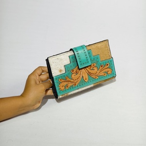 Cartera Larga de Cuero Genuino Hecha a Mano con Grabado, Cartera de Mujer con Diseño Geométrico Bohemio y Cierre de Hebilla - Product Image 2