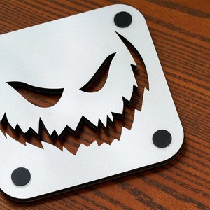 ชุดจานรองแก้วโลหะลายหน้าผี ตัดด้วยเลเซอร์ เหมาะสำหรับโต๊ะกาแฟในห้องนั่งเล่นและโต๊ะอาหาร ช่วยเพิ่มความโดดเด่นให้กับการตกแต่งสไตล์โกธิคหรือสยองขวัญ - Product Image 2