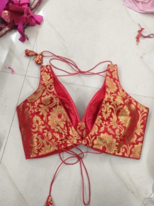 Blusa Choli de Seda Roja Brocada con Bordado Floral Dorado, Top Corto Tradicional Indio Pakistaní para Bodas y Fiestas - Product Image 2