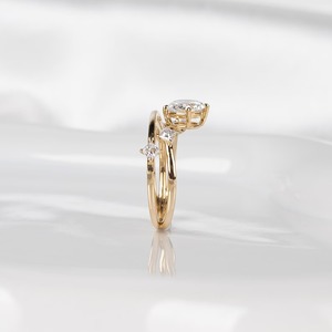 Anillo de Diamantes Único con Corte Princesa Redondo, Cultivado en Laboratorio, Oro Amarillo de 14K, Banda de Boda Curva, Regalo de Compromiso o Aniversario - Product Image 2
