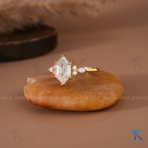 Anillos de compromiso de diamantes hexagonales cultivados en laboratorio al por mayor, oro amarillo macizo de 14 quilates, fabricante y proveedor de joyería nupcial fina personalizada - Product Image 2