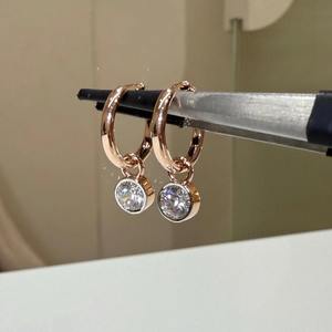 Boucles d'oreilles Huggie en or rose massif 14 carats avec diamant de laboratoire certifié IGI 1 carat, pendentif détachable, style minimaliste, cadeau de fête pour femme - Product Image 1