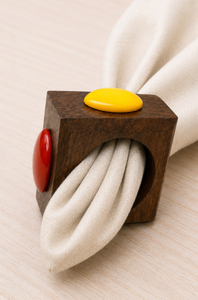 Anillo para Servilletas de Madera Moderno, Diseño de Cubo Hueco con Detalles Rojos y Amarillos - Product Image 3