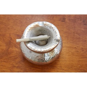 Cenicero de Escritorio Redondo de Metal Personalizable, Diseño Martillado Vintage, Bandeja Metálica para Fumar de Uso Doméstico - Product Image 1
