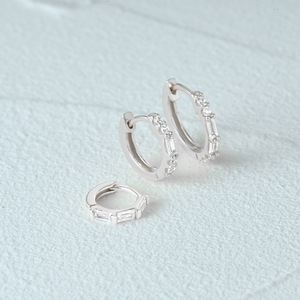 Pendientes de Aro Huggie de Plata de Ley 925 con Circonitas Baguette, Juego de Aros Apilables Minimalistas Dorados - Product Image 4
