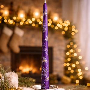 Vela Cónica Púrpura de Lujo Pintada a Mano con Diseño Floral Dorado, Aroma a Rosas, Cera de Parafina sin Humo para Bodas, Cumpleaños, Navidad - Product Image 1