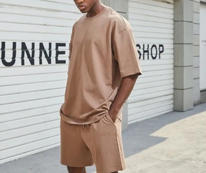 Conjunto Deportivo Ligero Personalizado para Hombre, Camiseta Oversize y Pantalones Cortos, Ropa Urbana Premium, Venta al Por Mayor de Fábrica - Product Image 4