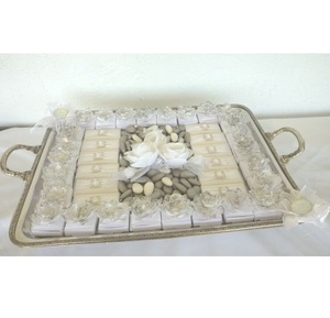 Bandeja Rectangular Plateada de Lujo para Chocolates de Boda con Decoración Floral Blanca y Arreglo Premium de Dulces de Almendra - Product Image 1